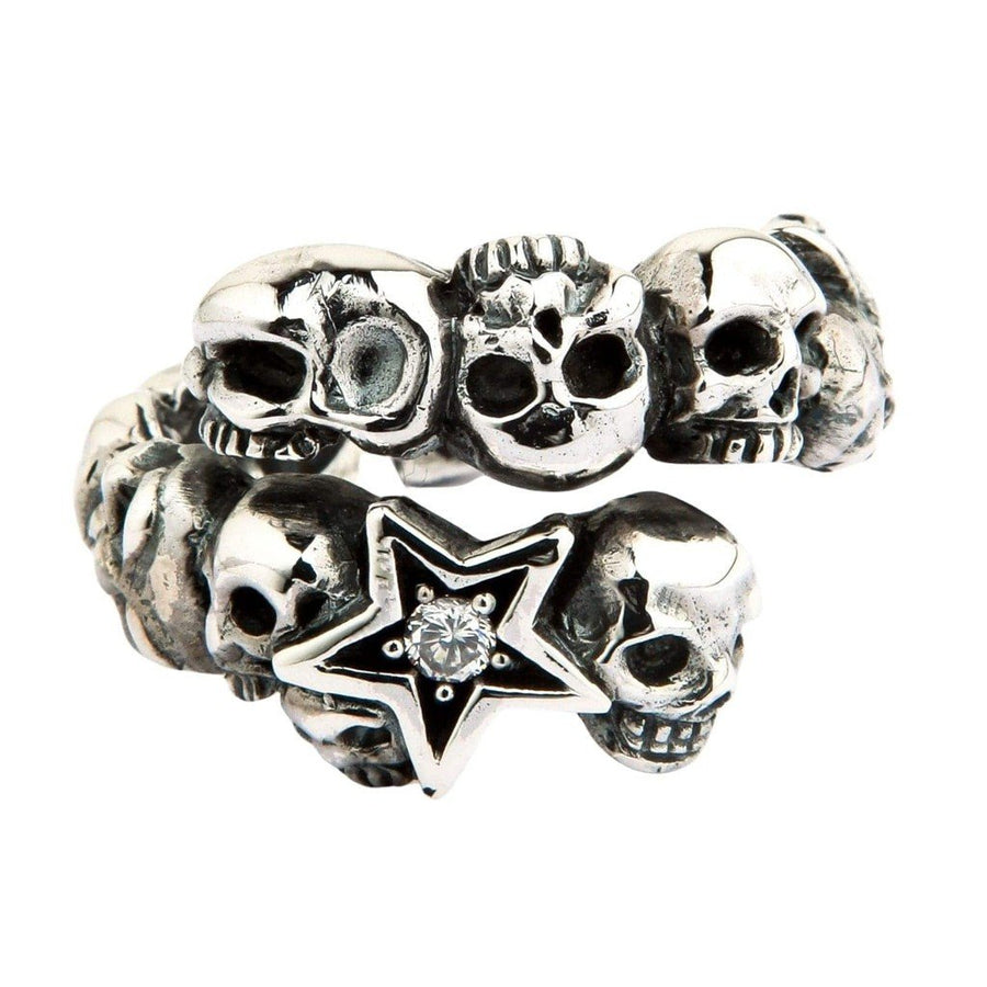 Toma de estudio frontal del anillo envolvente en plata .925, que destaca su diseño de calaveras escalonadas y la estrella central con piedra facetada.