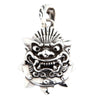 Veduta frontale del ciondolo maschera Oni giapponese in argento sterling .925 massiccio con fronte corrugata, zanne scoperte e dettagli ossidati