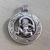 Vue de face du pendentif en argent sterling du dieu du vent japonais Fujin.