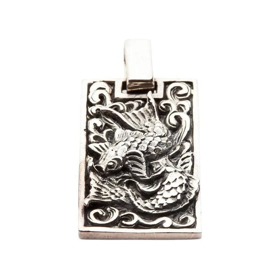 Dije de pez Koi japonés en plata de ley 925, diseño detallado con ondas oxidadas, estilo artesanal.
