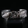 Japonský náramek Koi Fish 925 Sterling Silver Cuff Bracelet pohled zepředu zobrazující detailní design plavající koi