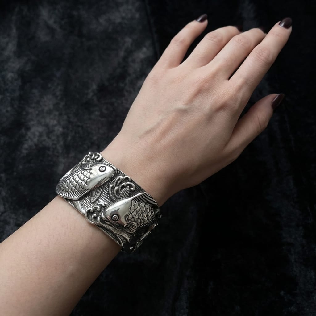 Koi Fish Cuff Bracelet — 日本のアートが宿る、大胆な手元を演出する Koi Fish Cuff Bracelet — 日本のアートが宿る、大胆な手元を演出する
