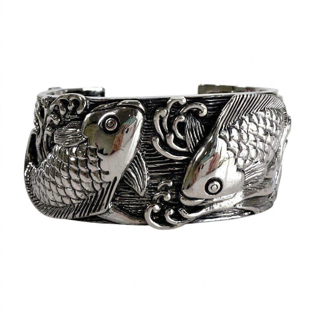 Koi Fish Cuff Bracelet — 日本のアートが宿る、大胆な手元を演出する