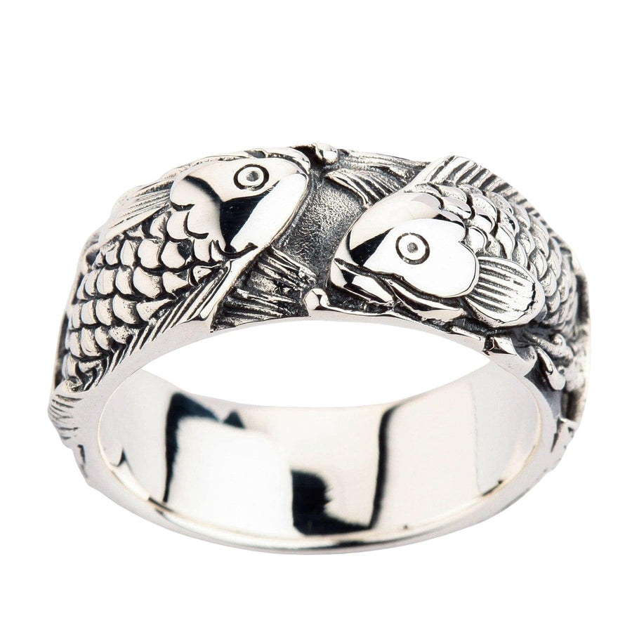 En ring i sterlingsilver med japansk koi som har två intrikat graverade fiskar som simmar i en kontinuerlig loop.