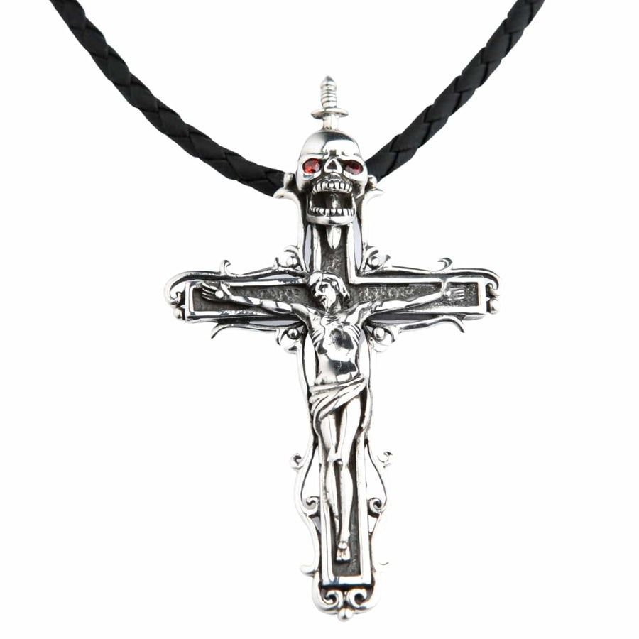 Vedere frontală a pandantivului Cruce cu Craniu Iisus din argint .925, cu crucifix, craniu și ochi de granat roșu.