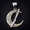 Anhänger aus Sterlingsilber mit Katana-Schwert und Mondsichel-Motiv mit kunstvollen Gravuren.