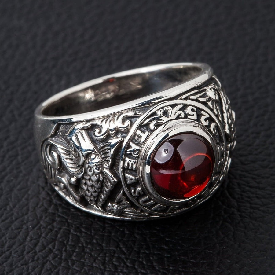 Anello in argento sterling con pesce koi e pietra cabochon rossa vista frontale su pelle nera