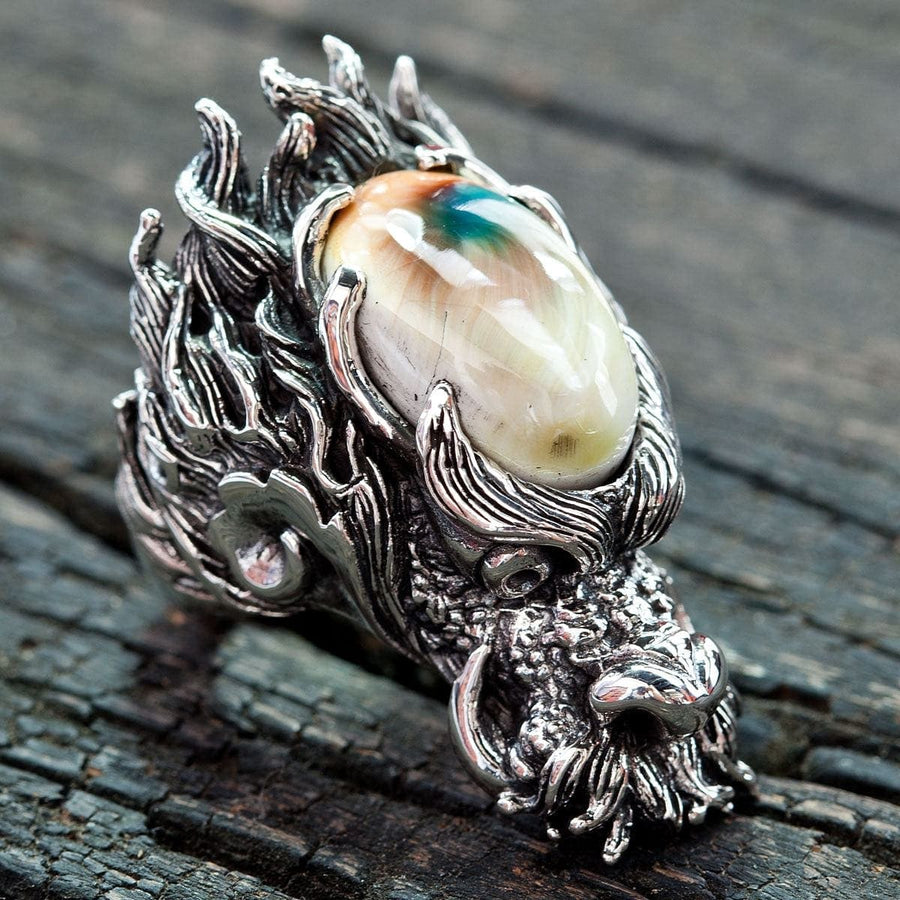En stor mandens dragehovedring, håndlavet af solid sterling silver og med en ægte Shiva Shell-sten.