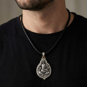 羽毛　シャー太白ペンダント man-wearing-ganesh-silver-