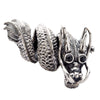 Vista frontal del imponente anillo Black Eye Dragon en plata de ley, con un dragón oriental esculpido y ojos de circonita negra.
