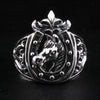 Vorderansicht eines Pferdekopf-Rings aus 925 Sterling Silber mit Hufeisen und Fleur-de-Lis-Krone