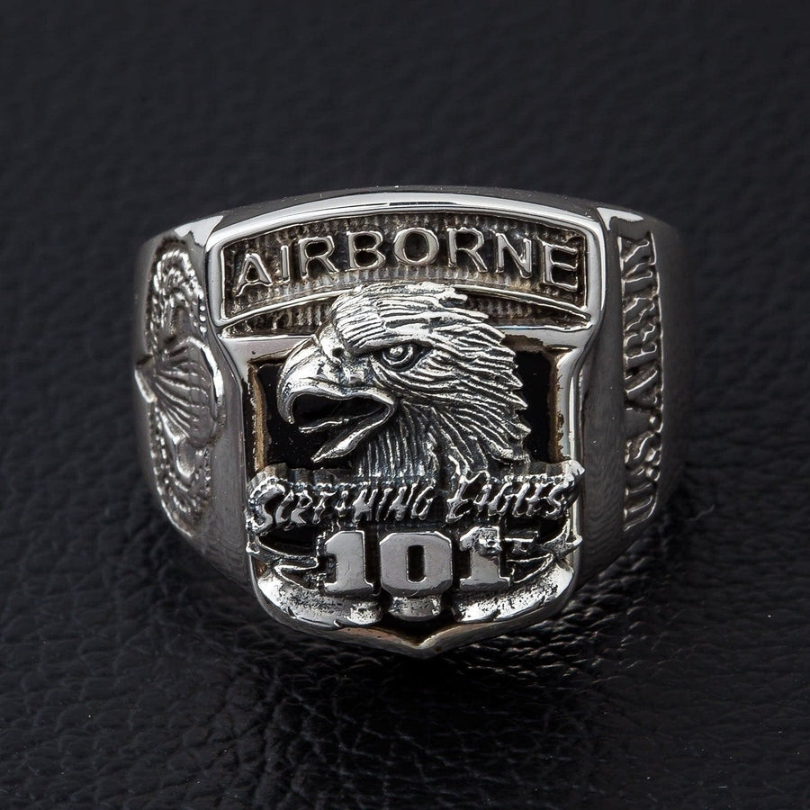An anillo de plata esterlina sólida para hombre, con la División 101st Airborne, que presenta el icónico emblema 'Águilas Gritando'.