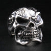 Un anello da uomo in argento sterling massiccio a forma di teschio mafia crepato con un grande occhio in zircone cubico trasparente.