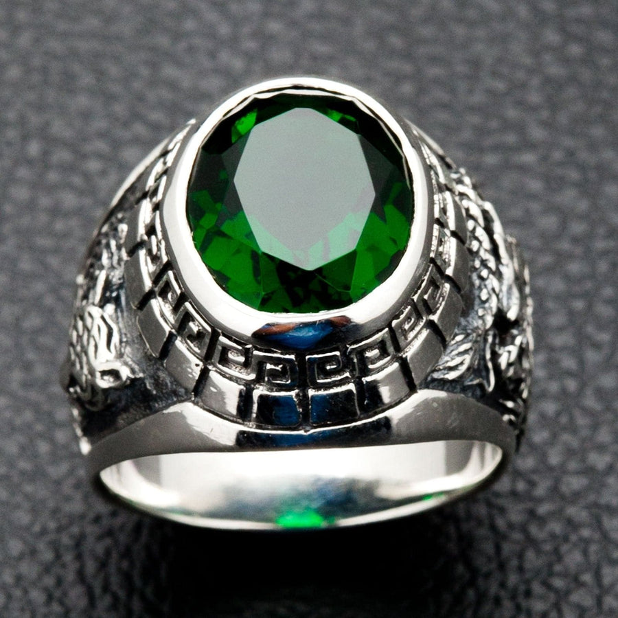 Un anello da uomo a drago e tigre, realizzato a mano in argento sterling con un grande smeraldo verde tagliato a faccette.