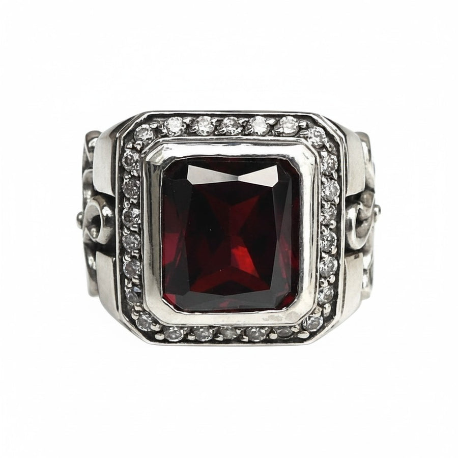 Et herre ring i solid sterling sølv med gotisk kors, der har en stor rød granat CZ sten og en halo af klare accenter.