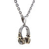 Il pendente per cuffie da uomo mostrato su una catena in argento sterling come una collana completa in stile reggae.
