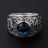 Herrars sterling silver Koi-fiskring med safirblå CZ-sten - framsidan visar detaljerade japanska sniderier
