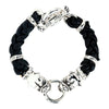Bracelet homme en cuir de bouledogue avec têtes en argent sterling et fermoir T-bar sur fond blanc.