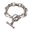 Bracelet gothique pour homme en argent massif, avec des gravures ornementales et un fermoir à bascule décoratif.