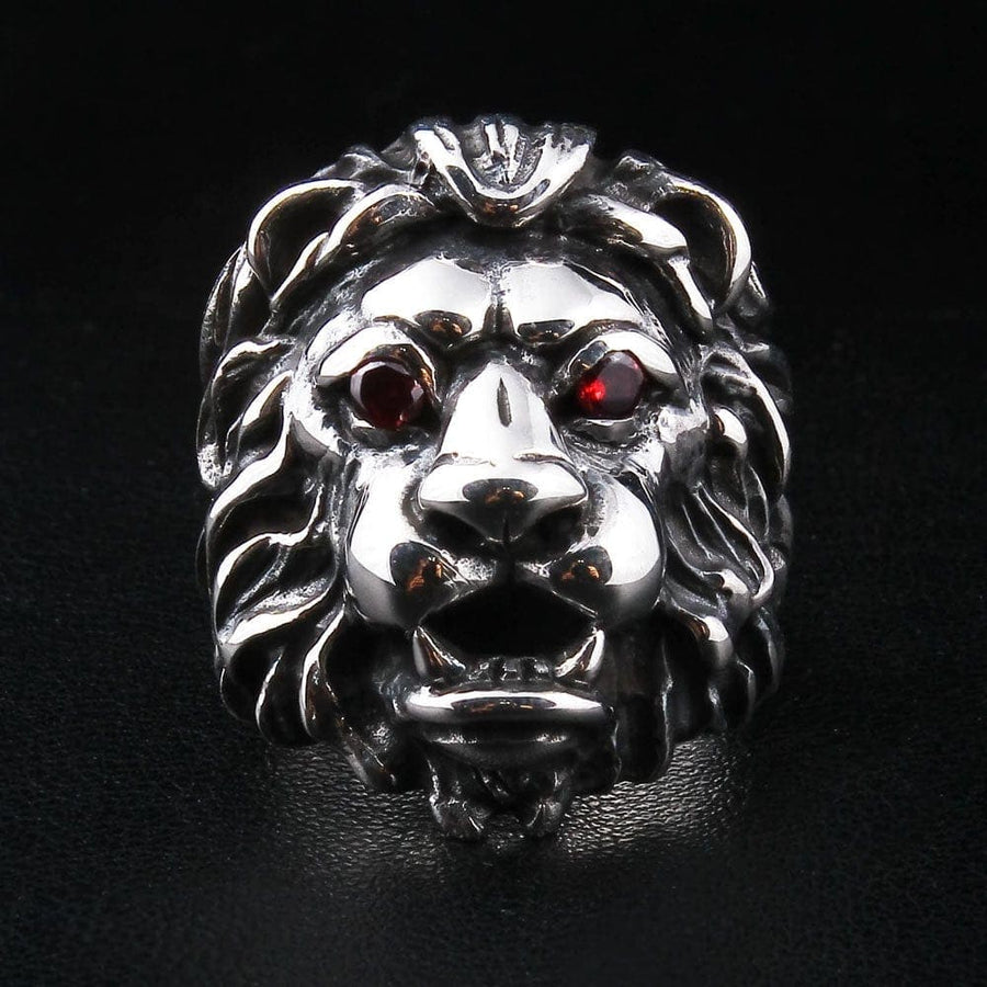 Vista frontal del anillo de cabeza de león para hombres con ojos de zafiro rojo garnet.