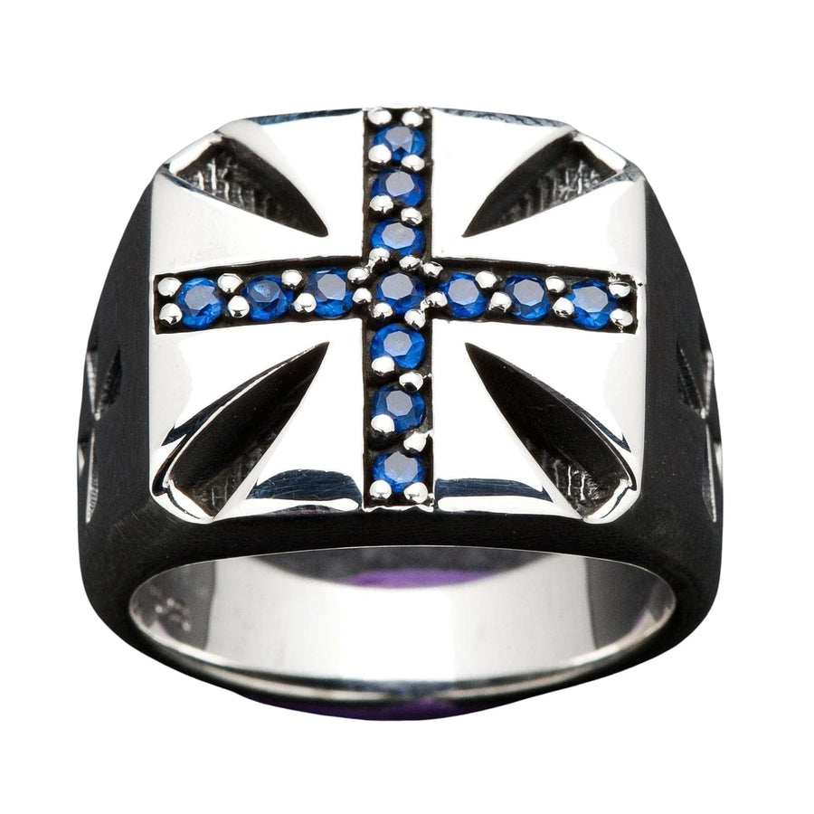 Un anello a croce maltese stiloso per uomo, con pietre blu canale in uno stile signet in argento 925 solido.