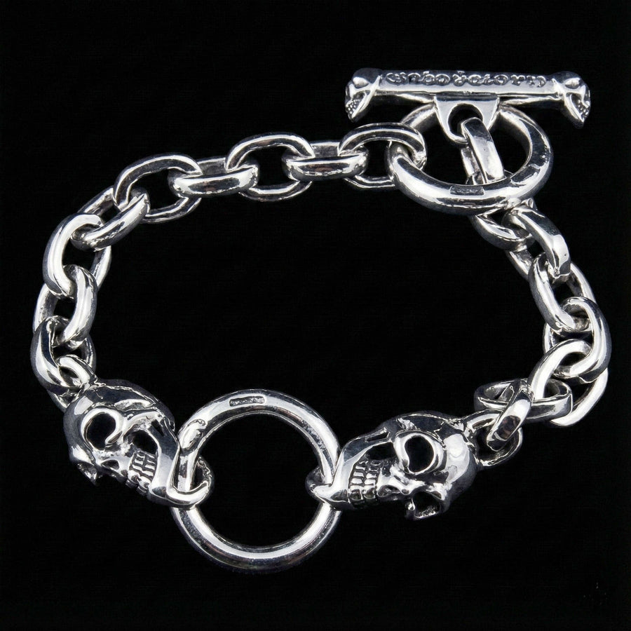 Gesamtansicht des silbernen Totenkopf-Armbands für Herren mit den schweren Kettengliedern und dem T-Steg-Verschluss.