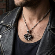 トリプルスカルペンダント — ゴシックステートメント | Bikerringshop