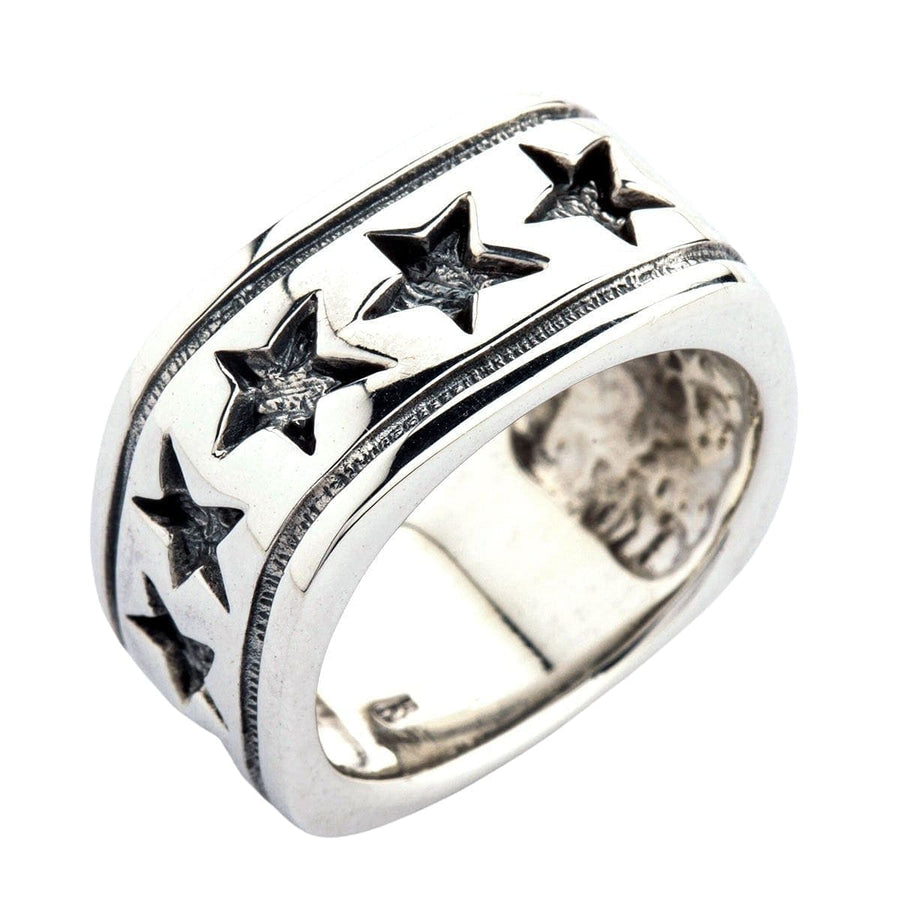 Un anillo de banda estrella para hombre de plata esterlina sólida con una forma cuadrada única y cómoda, con estrellas profundamente talladas.