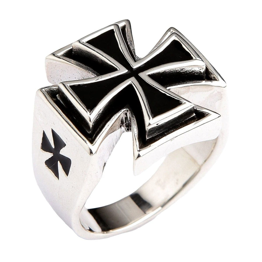 Una vista inclinada del anillo de cruz de hierro de plata esterlina para hombres con su incrustación de esmalte negro.