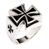 Eine schräge Ansicht des Herrenrings aus Sterlingsilber mit Eisenkreuz und schwarzer Emaille-Einlage.
