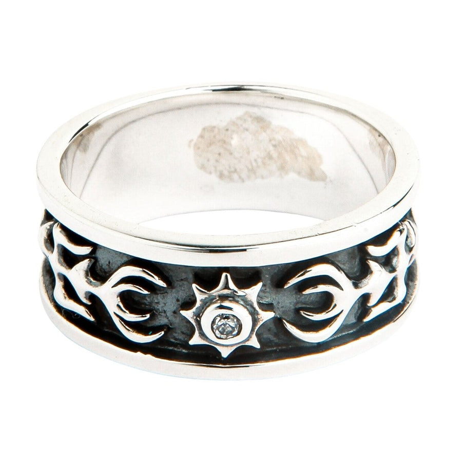 Framifrån vy av sterling silver tribal ring med klar kubisk zirkonia i mitten
