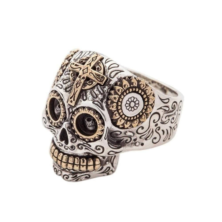 Vista angolata dell'anello Calavera in argento sterling con dettagli floreali in ottone sugli occhi