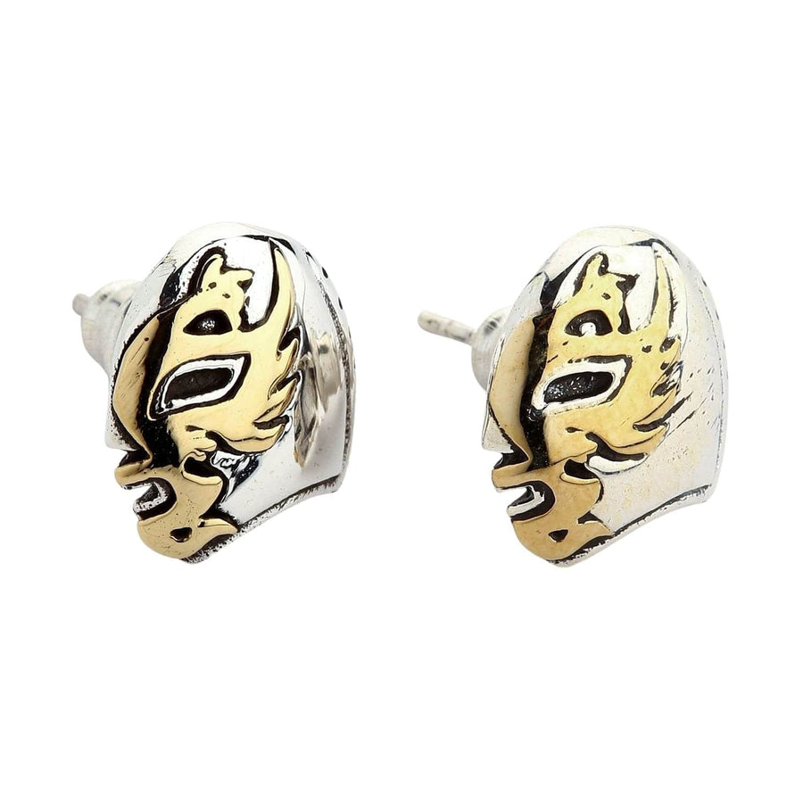 Vue en angle des boucles d'oreilles du masque de lutteur mexicain, mettant en évidence les détails des yeux en laiton.