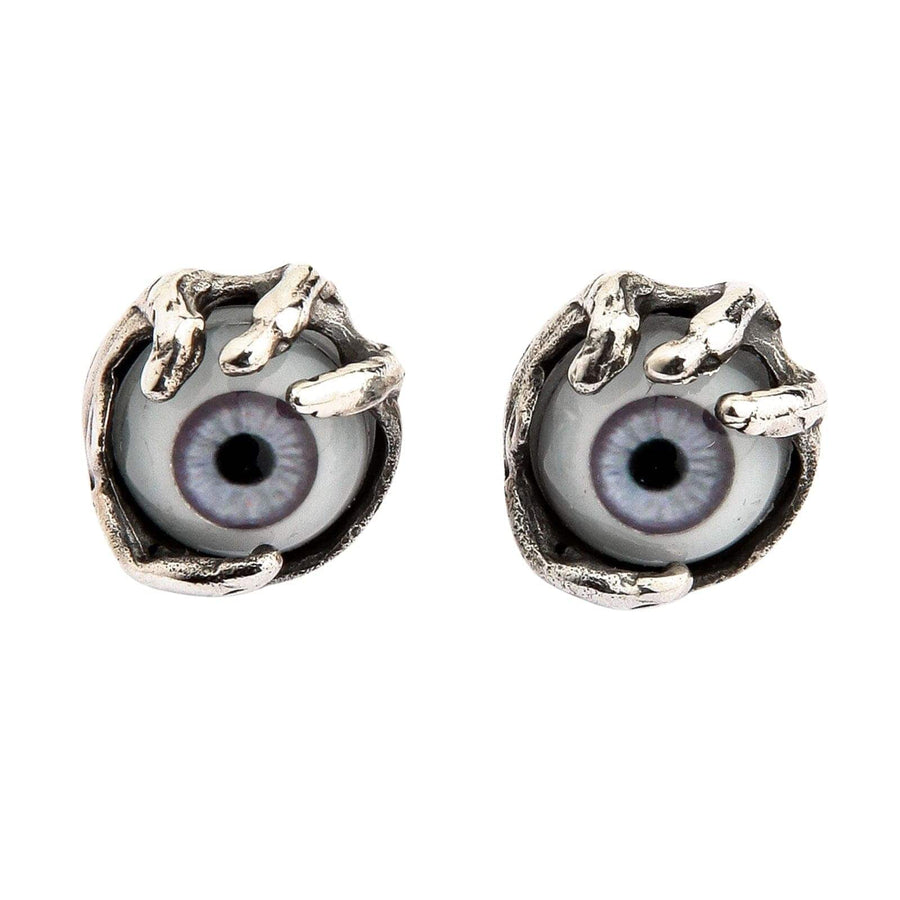 Un par de areujas de plata esterlina sólida con forma de ojo de monstruo, que presentan una garra de criatura agarrando un globo ocular realista de color lila.