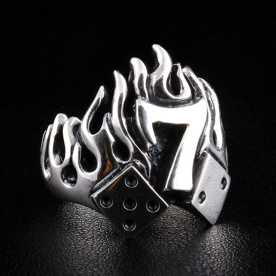 Um anel de dados em forma de chama com o número 7 em prata esterlina sólida, um poderoso símbolo de sorte para jogadores e motociclistas.