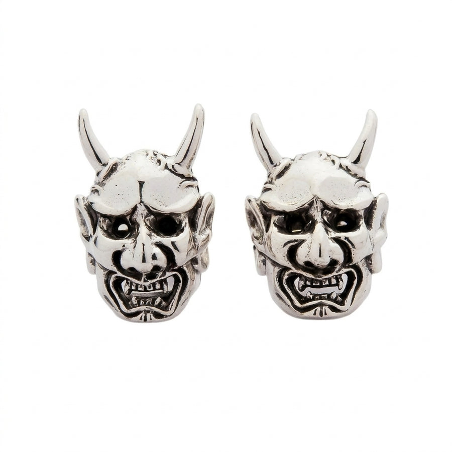 Paire de boucles d'oreilles puces en argent sterling .925 en forme de masques de démon japonais Oni, cornes recourbées et bouches grondantes.