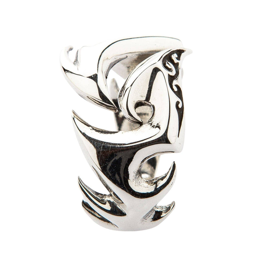 Anillo biker tribal calado en plata de ley, con acabado de alto pulido.