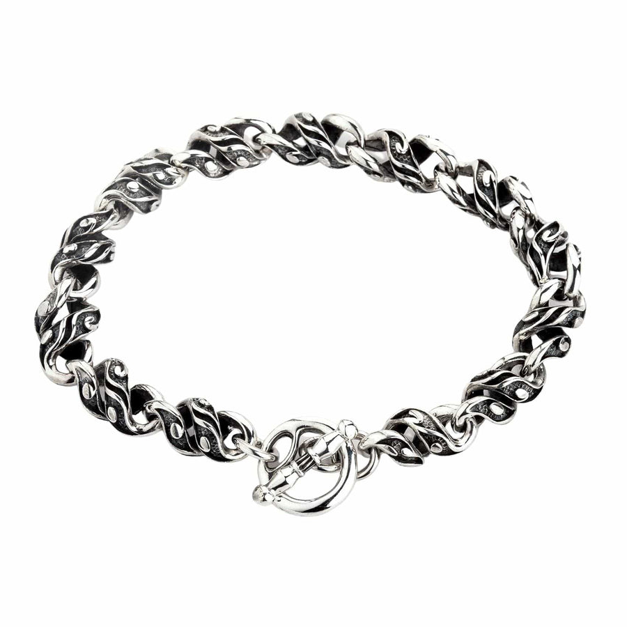 Le bracelet à maillons torsadés en argent sterling avec un fermoir à bascule, présenté sur un fond blanc.