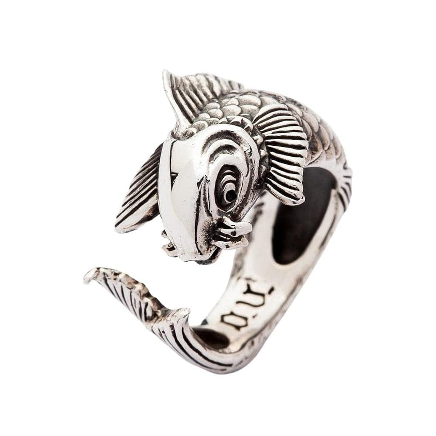 En oxiderad ring i sterling silver som sluter sig runt fingret i form av en Koi-fisk, en symbol för uthållighet.