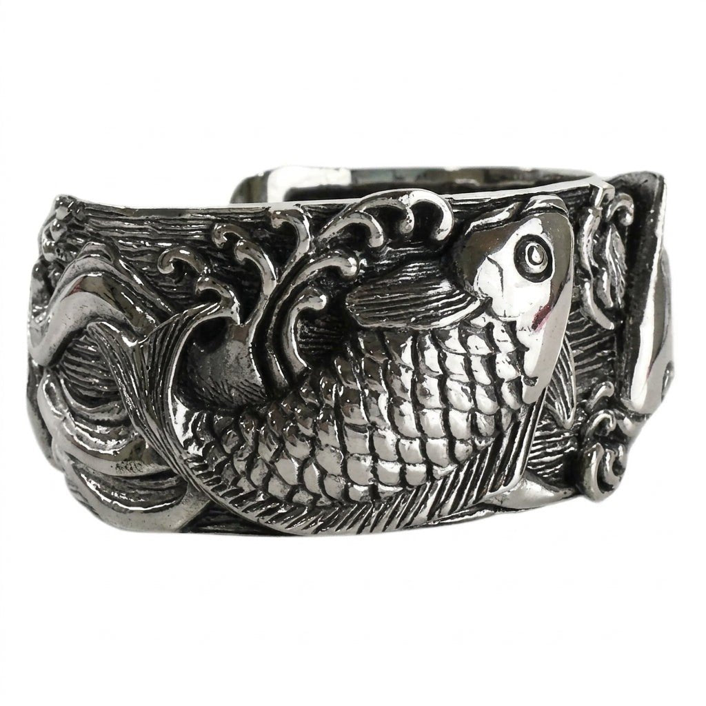 Koi Fish Cuff Bracelet — 日本のアートが宿る、大胆な手元を演出する