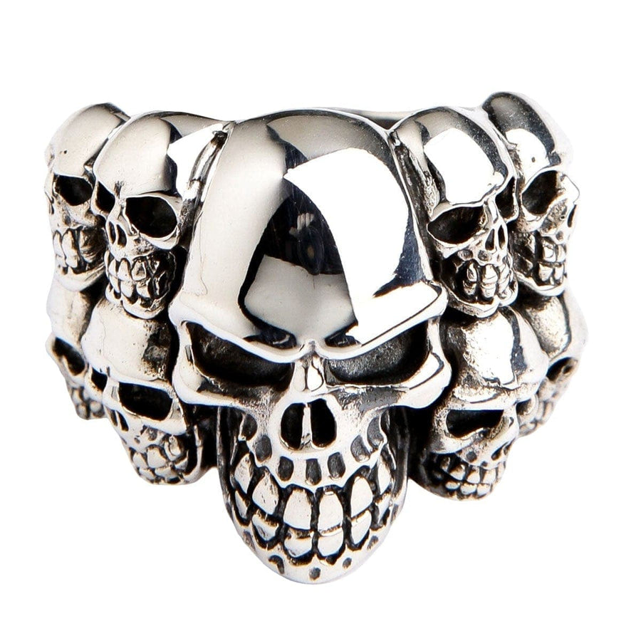 Vista frontal del anillo motero de calavera fantasma con once calaveras elaboradas en plata de ley.