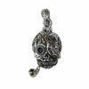 Pendentif tête de mort en sucre pirate en argent sterling, un bandana sur un œil et une petite pipe en laiton serrée entre les dents