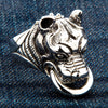 En vinklad vy av den tunga pitbull-knockerringen i sterling silver på denim.