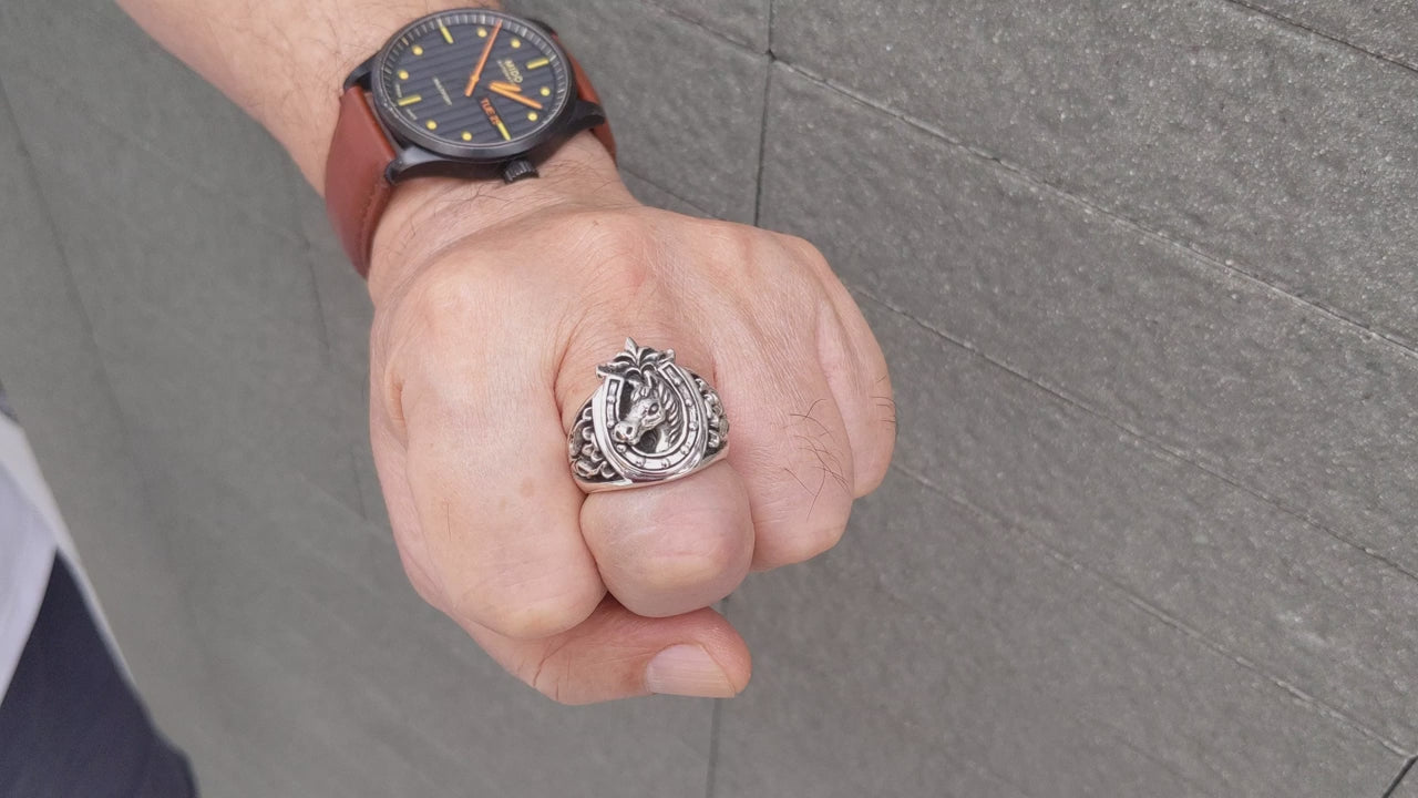 中世風ホースリング — 幸運の騎手バンド | Bikerringshop