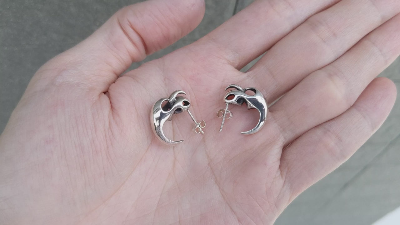 Flame Claw ピアス — エッジの効いたシルバーハギーフープピアス