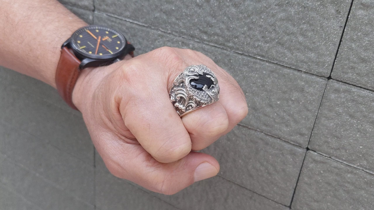 ブラックオニキス鯉リング — 32g 手作りの日本の芸術品