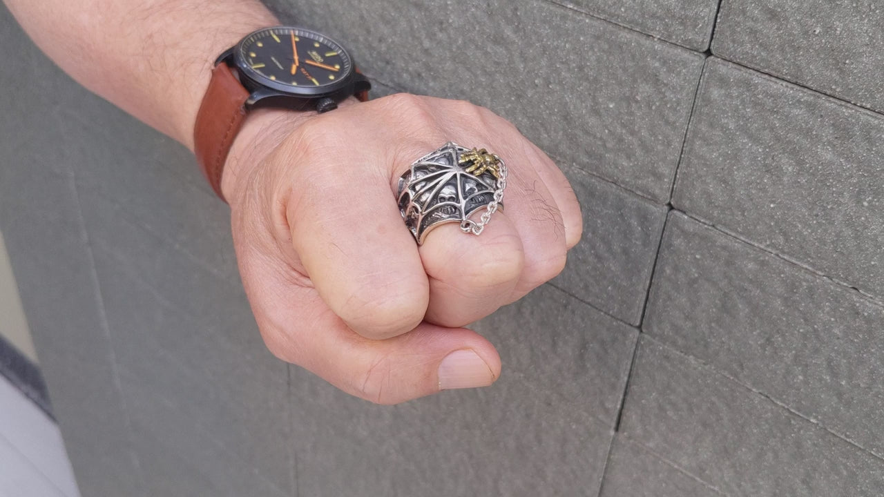 ゴシック・スパイダーリング — ゴールドアクセント付きスカルウェブ