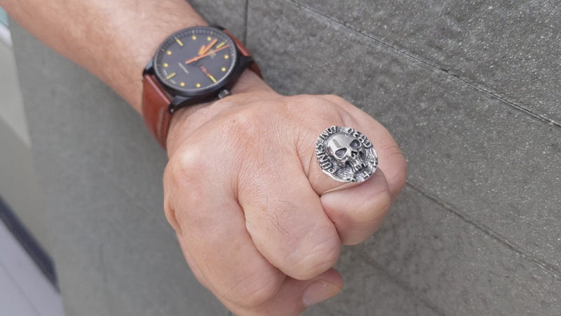 重厚な彫刻のパンクスカルリング — 19g .925シルバー、CZ
