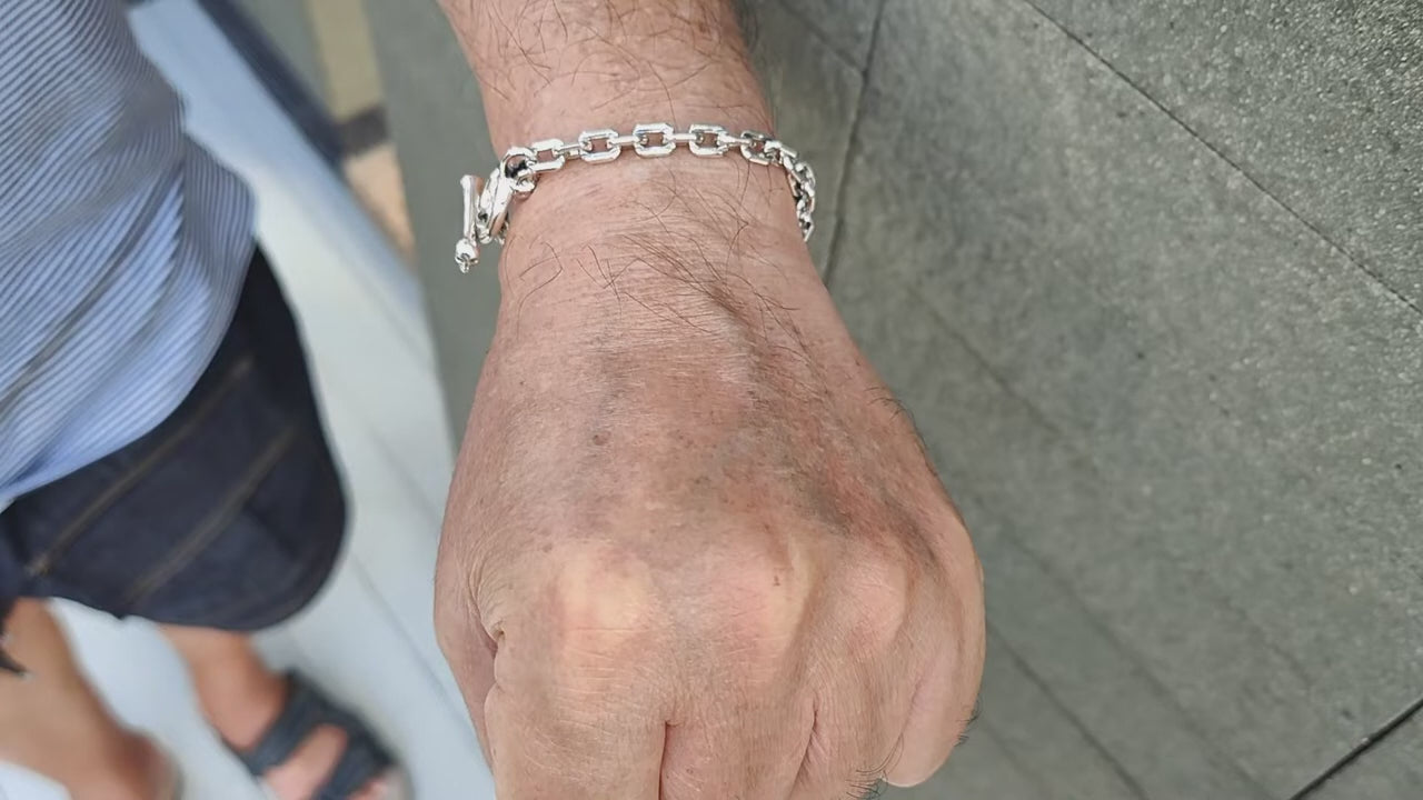 スカルTバー シルバーブレスレット — 日常に洗練されたエッジを