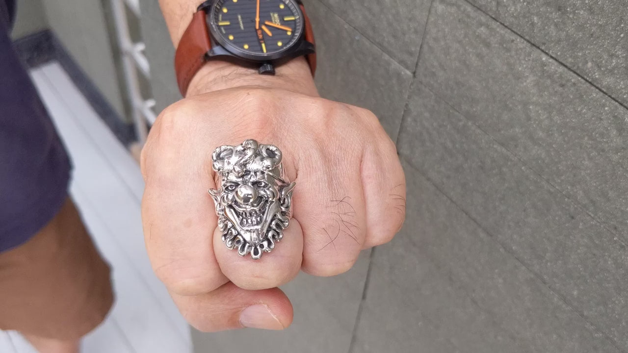 Rammer.リング.バイカー.silver.スカル.ゼウス.rock Joker Ring — カオスを愛する者のための重厚なシルバージュエリー